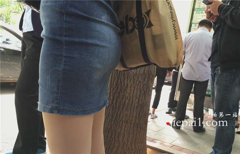 偶遇紧身包臀牛仔短裙少妇公车站等车。