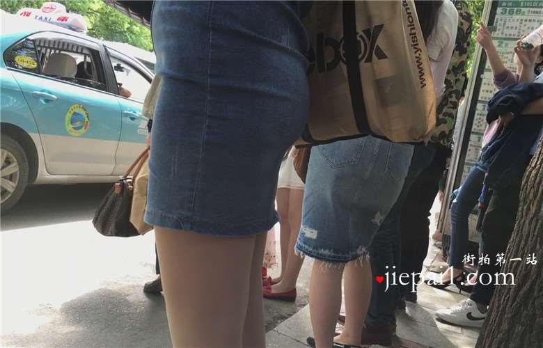 偶遇紧身包臀牛仔短裙少妇公车站等车。