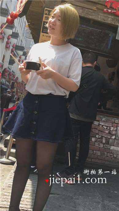 喜欢吃臭豆腐的黑丝牛仔短裙美女，黄发看起来有点野。