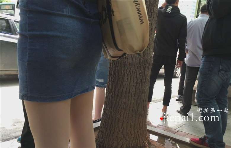 偶遇紧身包臀牛仔短裙少妇公车站等车。