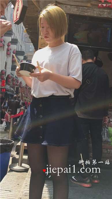 喜欢吃臭豆腐的黑丝牛仔短裙美女，黄发看起来有点野。