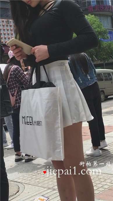白短裙美腿美女逛街。