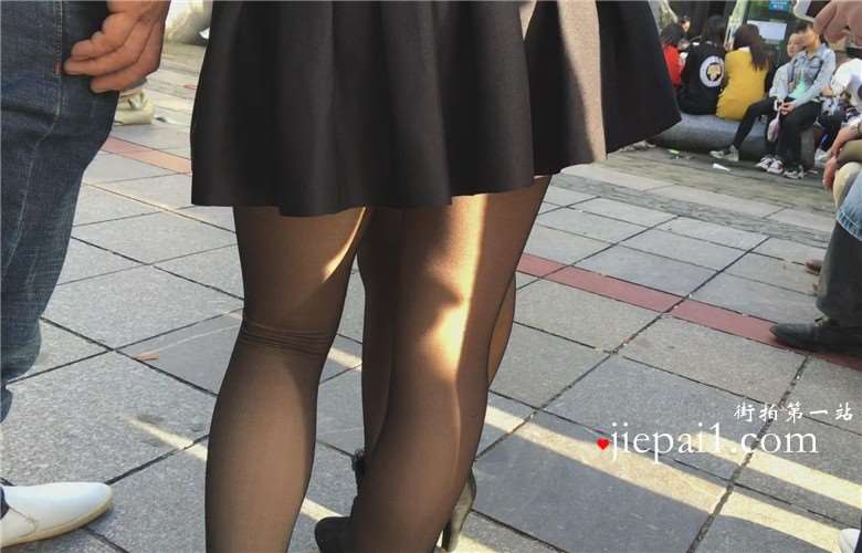 黑丝短裙牛仔外套小美女，阳光下丝袜显得格外靓丽