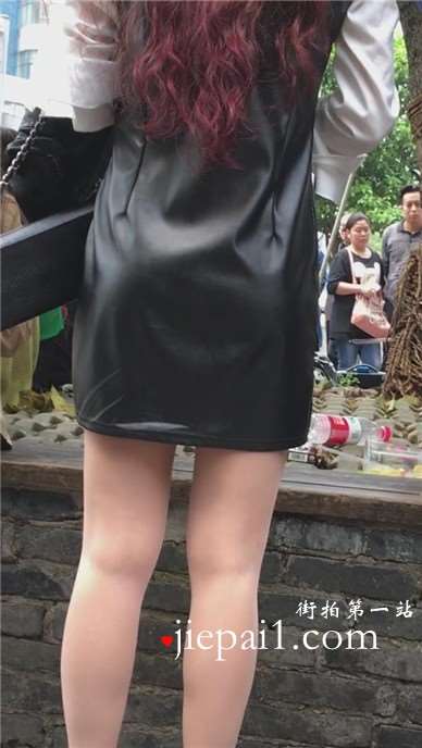 皮裙肉丝长腿美女，背影不错。