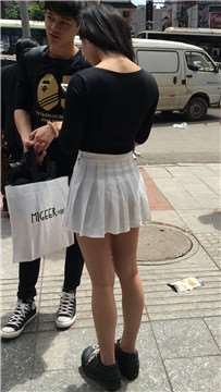 白短裙美腿美女逛街。