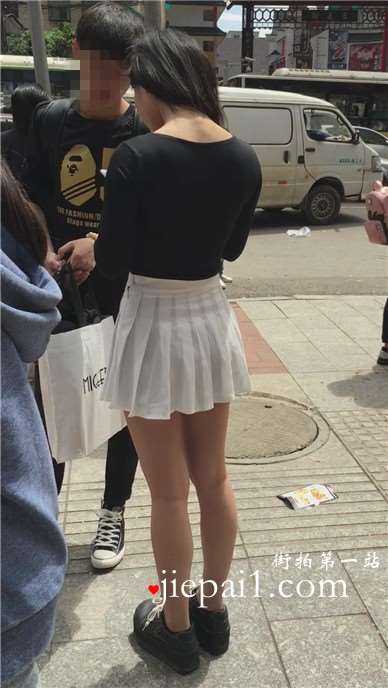 白短裙美腿美女逛街。