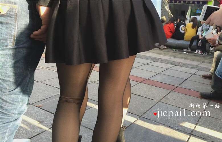 黑丝短裙牛仔外套小美女，阳光下丝袜显得格外靓丽