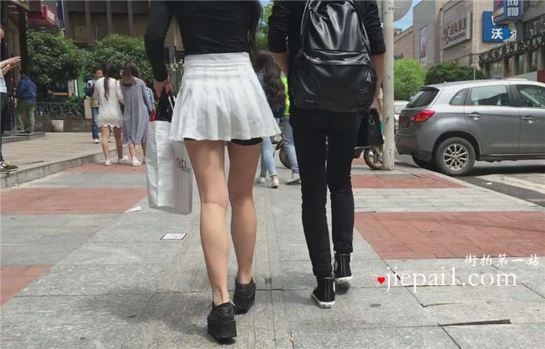 白短裙美腿美女逛街。