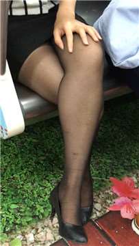 地铁上超诱惑的黑丝高跟OL职业装美女。