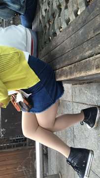 树下椅子上玩手机的熟妇，老女人有味道。