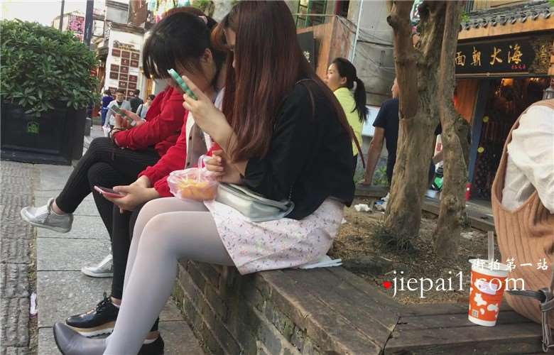 灰色丝袜美裙美腿小妹，实在诱人。