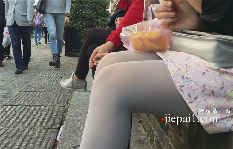 灰色丝袜美裙美腿小妹，实在诱人。