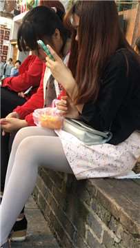 灰色丝袜美裙美腿小妹，实在诱人。