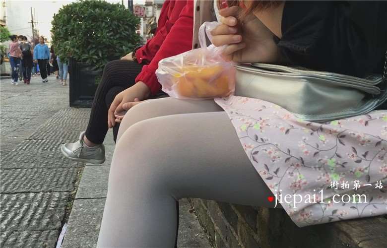 灰色丝袜美裙美腿小妹，实在诱人。