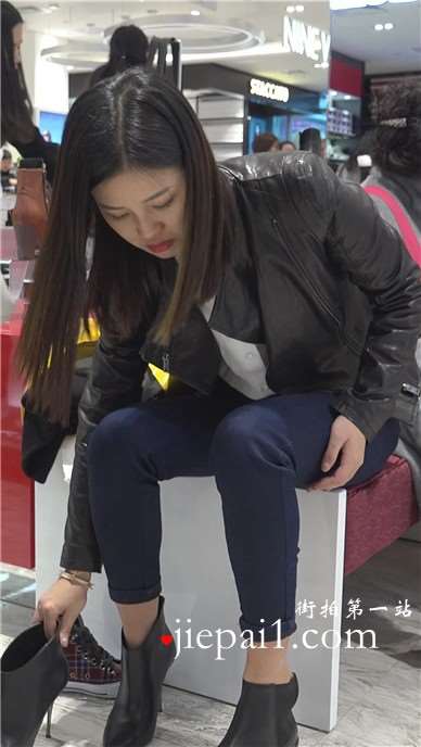 4k-极品光脚美足女神鞋店试鞋，怎一个美字能形容。