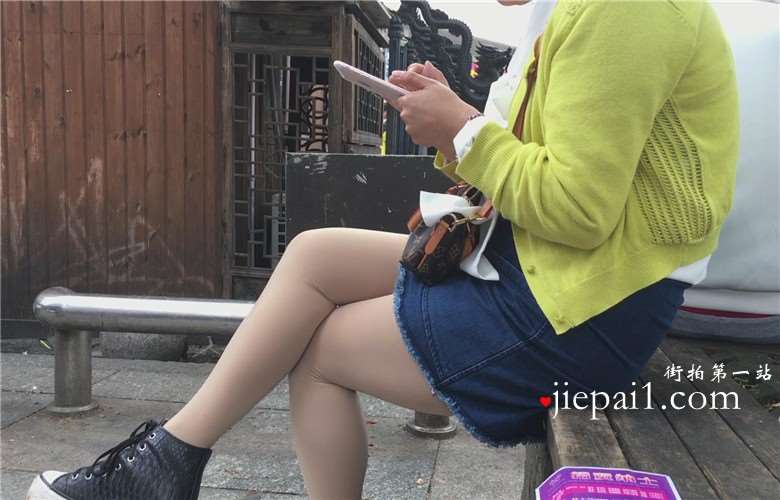 树下椅子上玩手机的熟妇，老女人有味道。