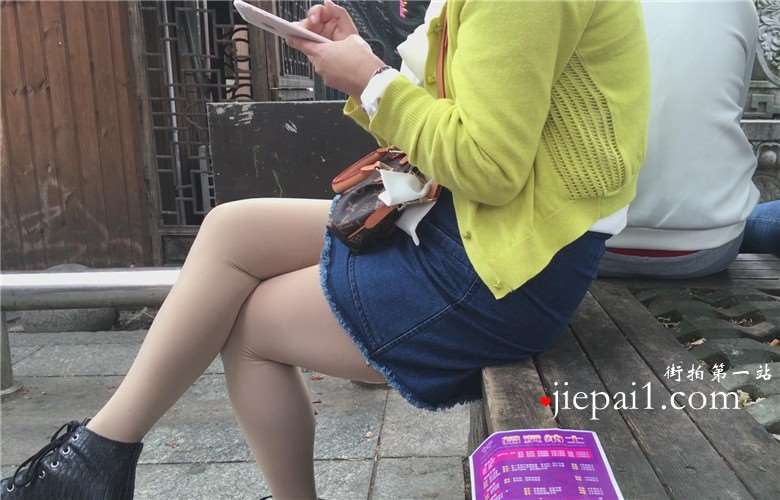树下椅子上玩手机的熟妇，老女人有味道。