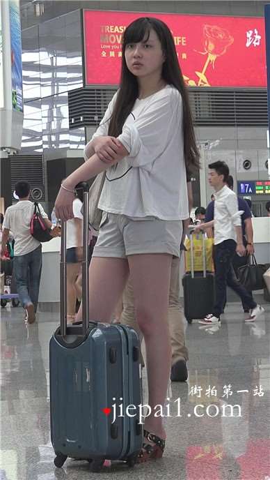 4k-有点婴儿肥的女孩，一双粉嫩的玉足把我迷住了。