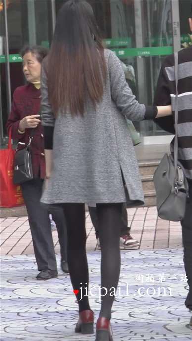 大街上一眼就看到了美女的黑丝，你说抢眼不。