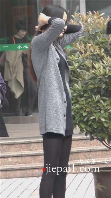 大街上一眼就看到了美女的黑丝，你说抢眼不。