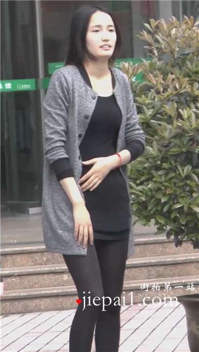 大街上一眼就看到了美女的黑丝，你说抢眼不。