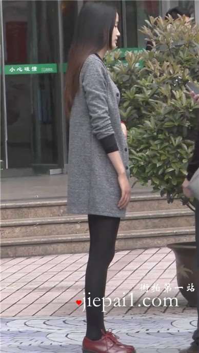 大街上一眼就看到了美女的黑丝，你说抢眼不。