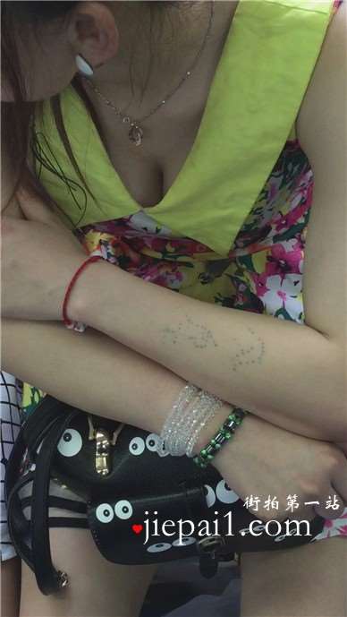地铁少女露沟，站前面难受。