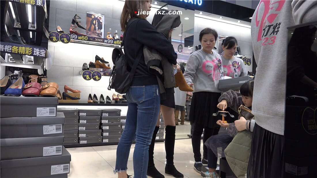 4K - 鞋店试鞋的美腿丝袜美眉 [2.36 GB/MP4]