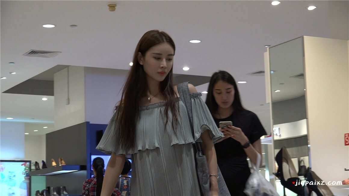 4K - 一副网红脸的高挑妹子 [1.45 GB/MP4]
