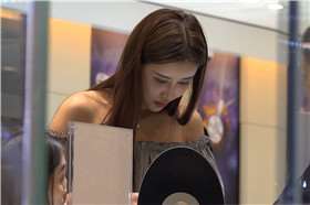 4K - 一副网红脸的高挑妹子 [1.45 GB/MP4]