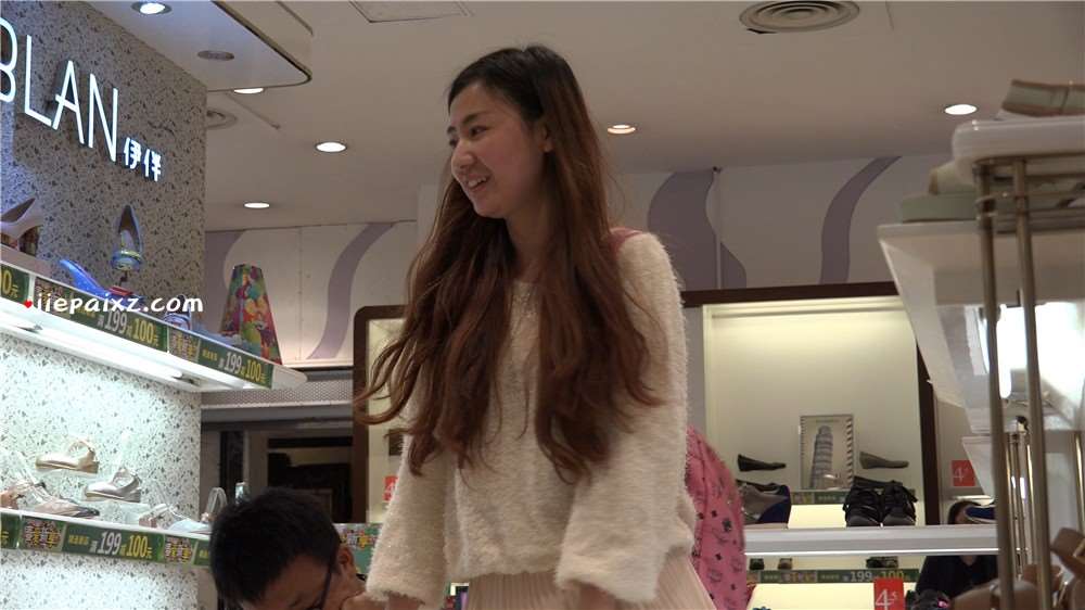 4K - 要做伴娘的可爱妹子，选鞋时小露足底一把 [1.07 GB/MP4]