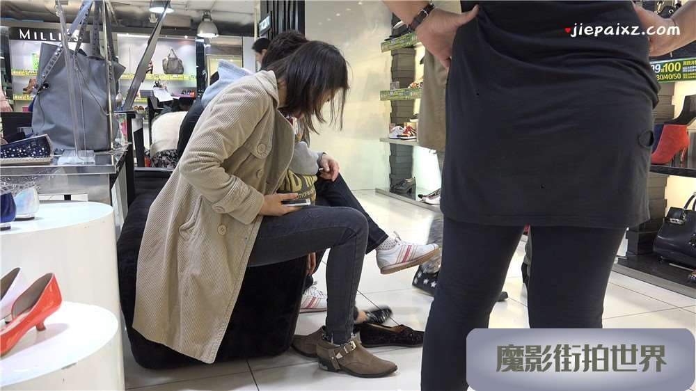 4K - 朴素的短发少F鞋店试鞋 [2.98 GB/MP4]