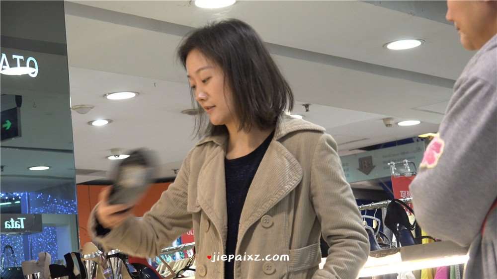 4K - 朴素的短发少F鞋店试鞋 [2.98 GB/MP4]