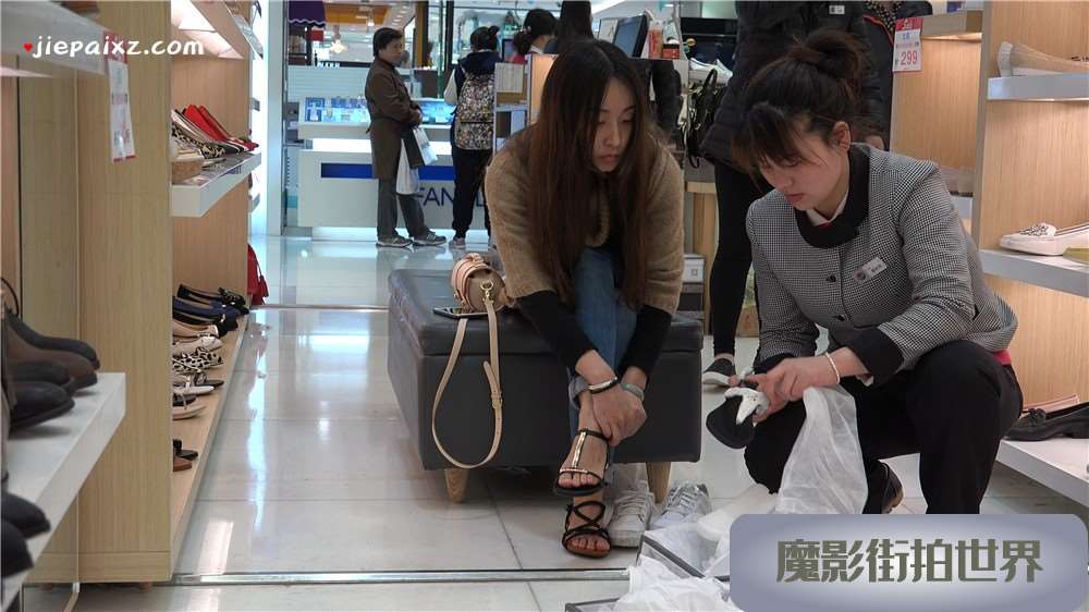 4K - 鞋店试鞋的牛仔裤美眉 [1.59 GB/MP4]