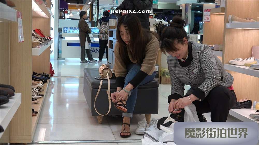 4K - 鞋店试鞋的牛仔裤美眉 [1.59 GB/MP4]