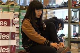 街拍试鞋的黑裤美眉 [1.63 GB/MP4]