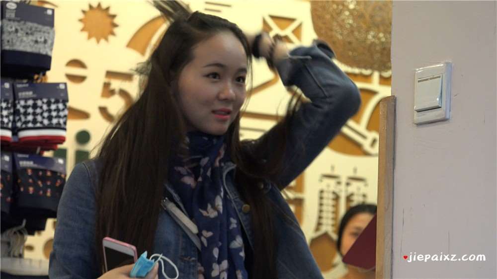 牛仔外套美女一双玉足超级白嫩 [1.48 GB/MP4]