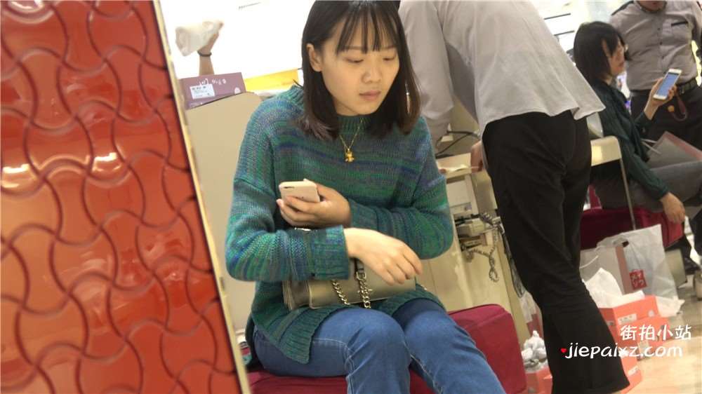 4K - 鞋店拍摄文静的蓝牛美眉试鞋视频 [654 MB/MP4]