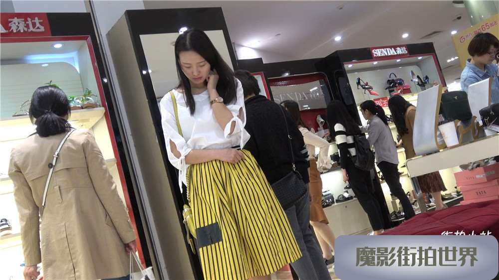 4K - 黄色裙子粉嫩美足美女对这双凉高跟很满意 [722 MB/MP4]