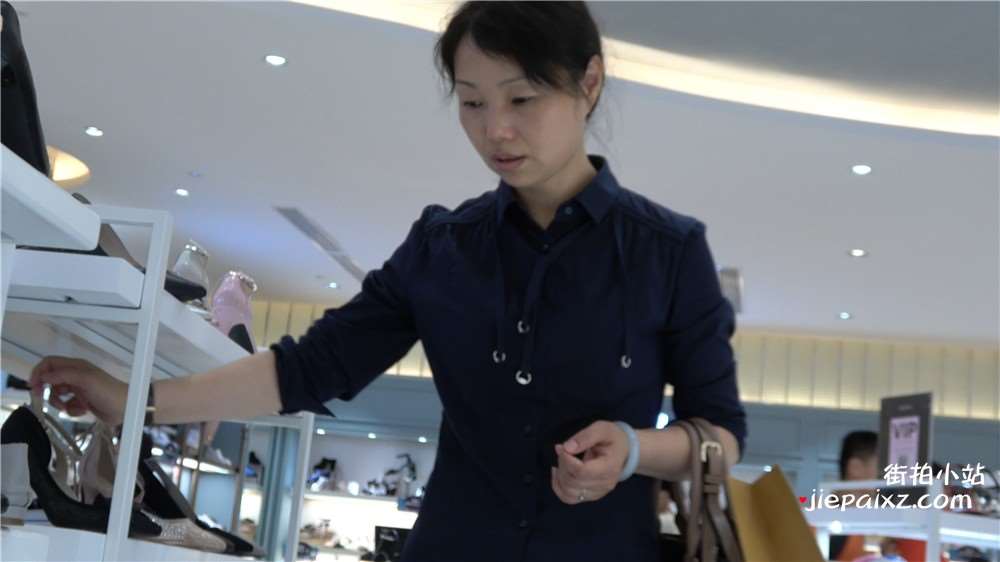 4K - 试鞋的丝袜美足成熟知性姐姐 [678 MB/MP4]