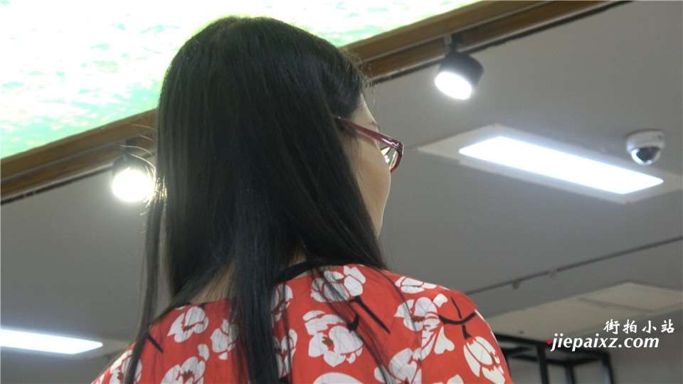 4K 两位美足女神试高跟 [4.79 GB]