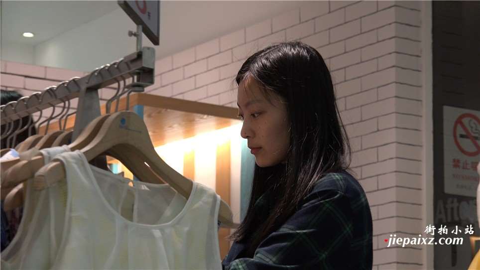 4K 紧身牛仔美女试鞋，脚美穿什么都好看 [2.22 GB]