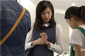 4K 街拍斑点短裙超高颜值美女试鞋 [1.67 GB]