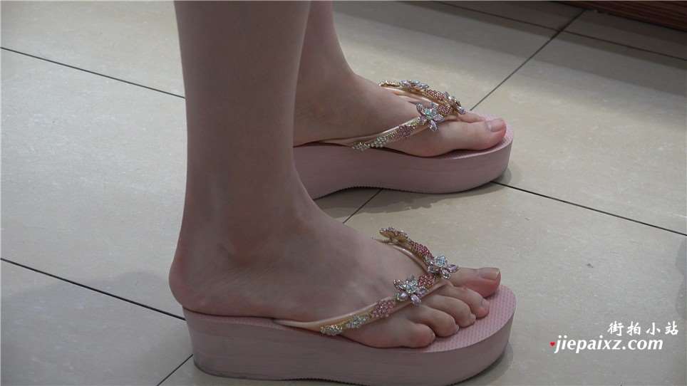 4K 高贵气质连衣裙美足美女试鞋 [3.61 GB]
