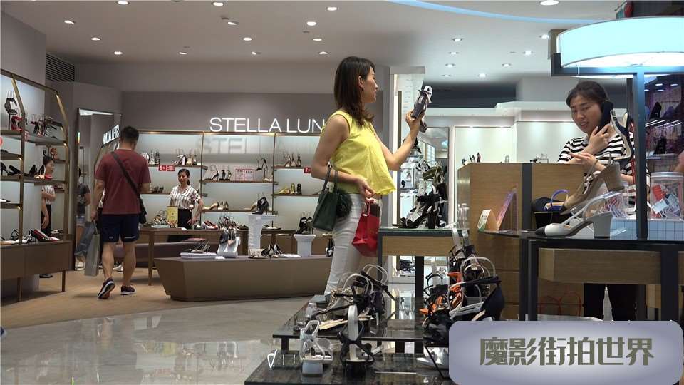4K 街拍紧身白裤美女试鞋 [1.39 GB]