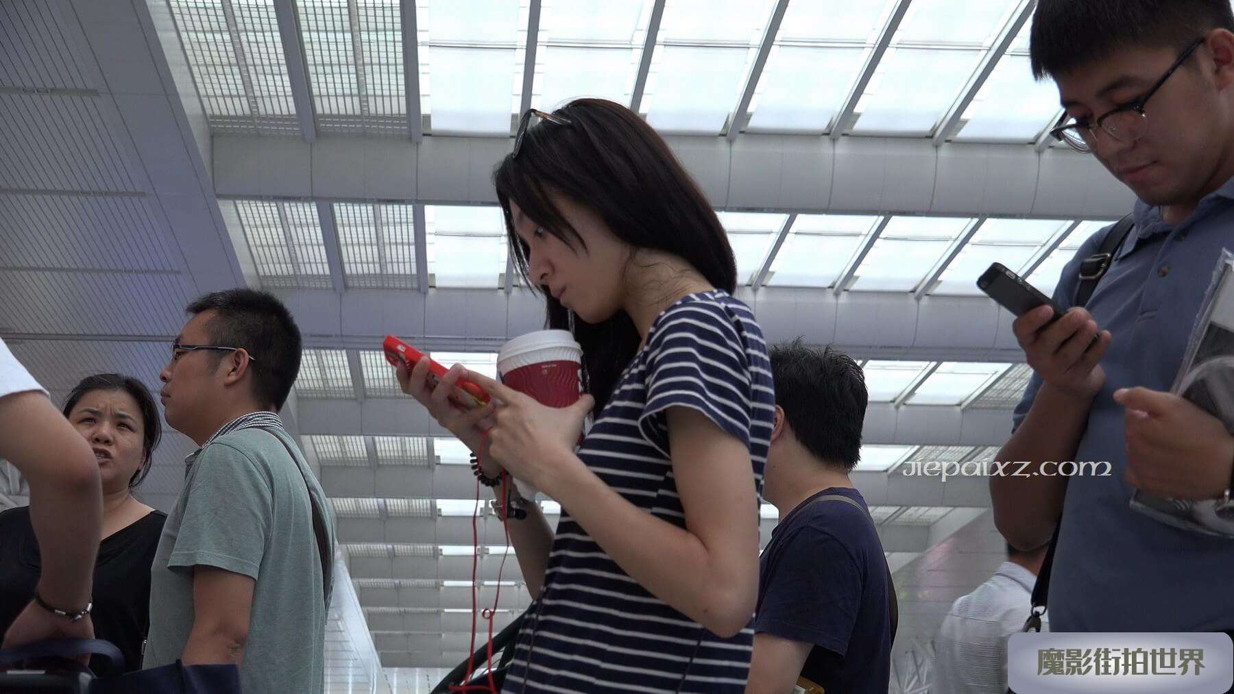4K - 候车室排队的条纹T恤，粉色短裤美眉 [2.28 GB/MP4]
