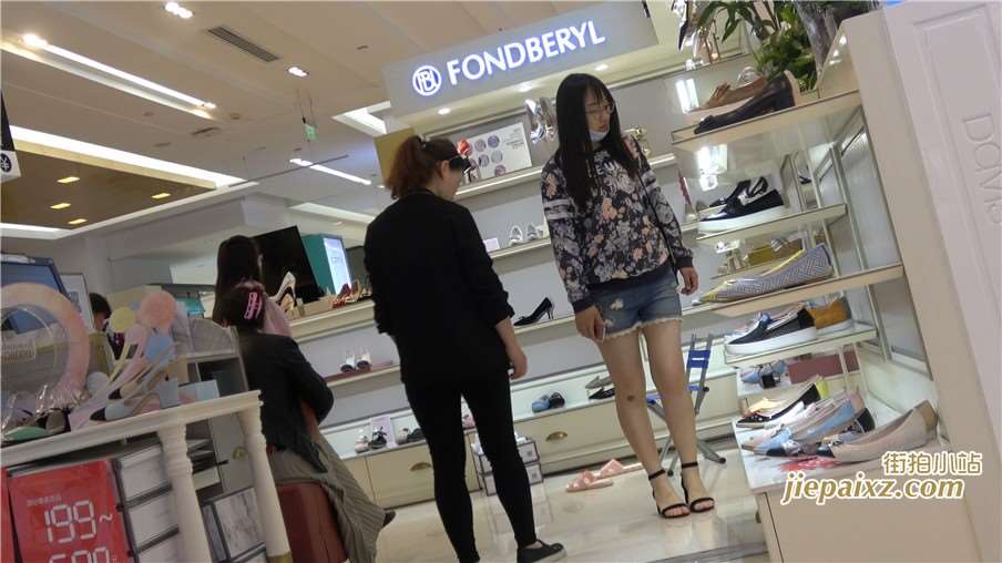4K 鞋柜试鞋的美足小美女一枚