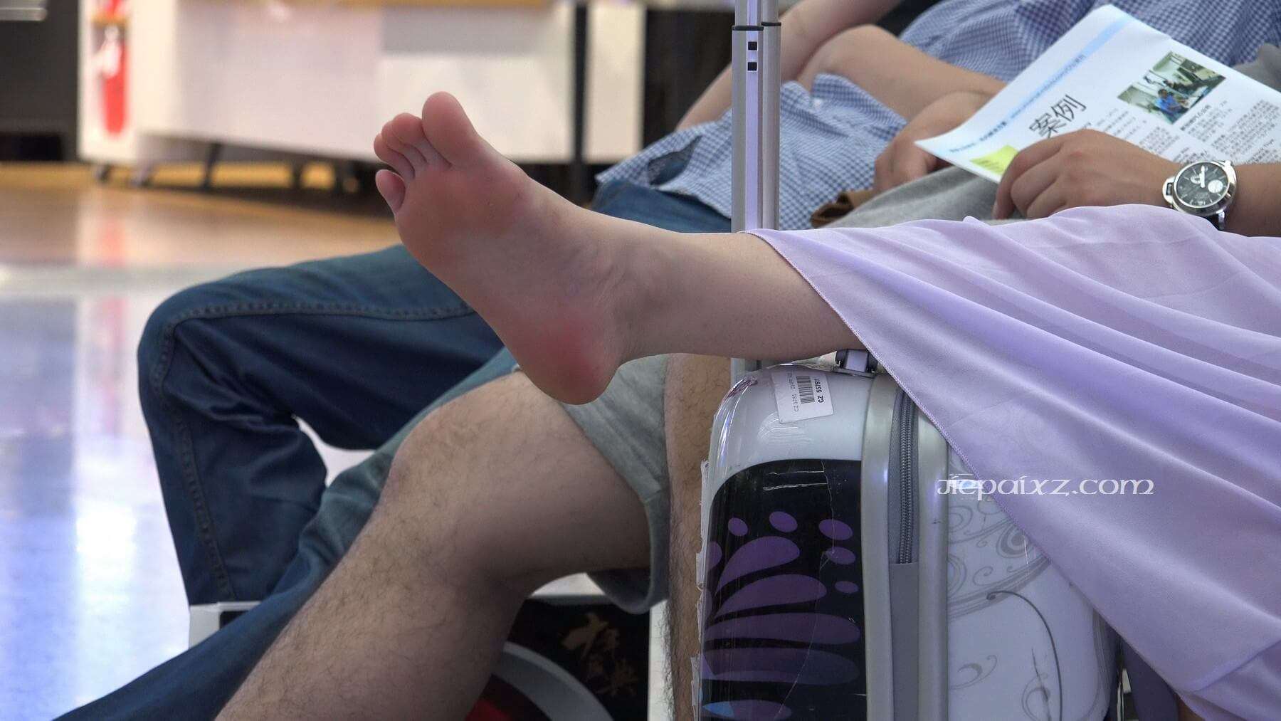 4K - 妹子是真睡还是假睡？ [544 MB/MP4]