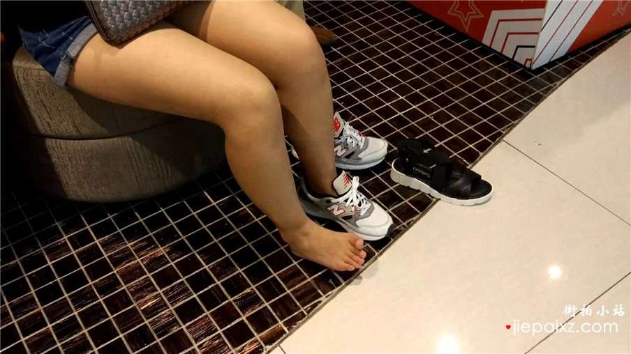 鞋柜试高跟鞋的短发裸腿美女
