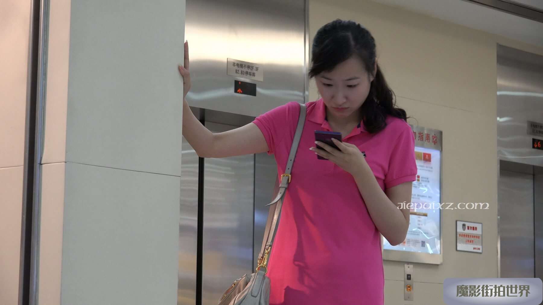4K - 粉色包臀裙美女买鞋试鞋 [2.49 GB/MP4]